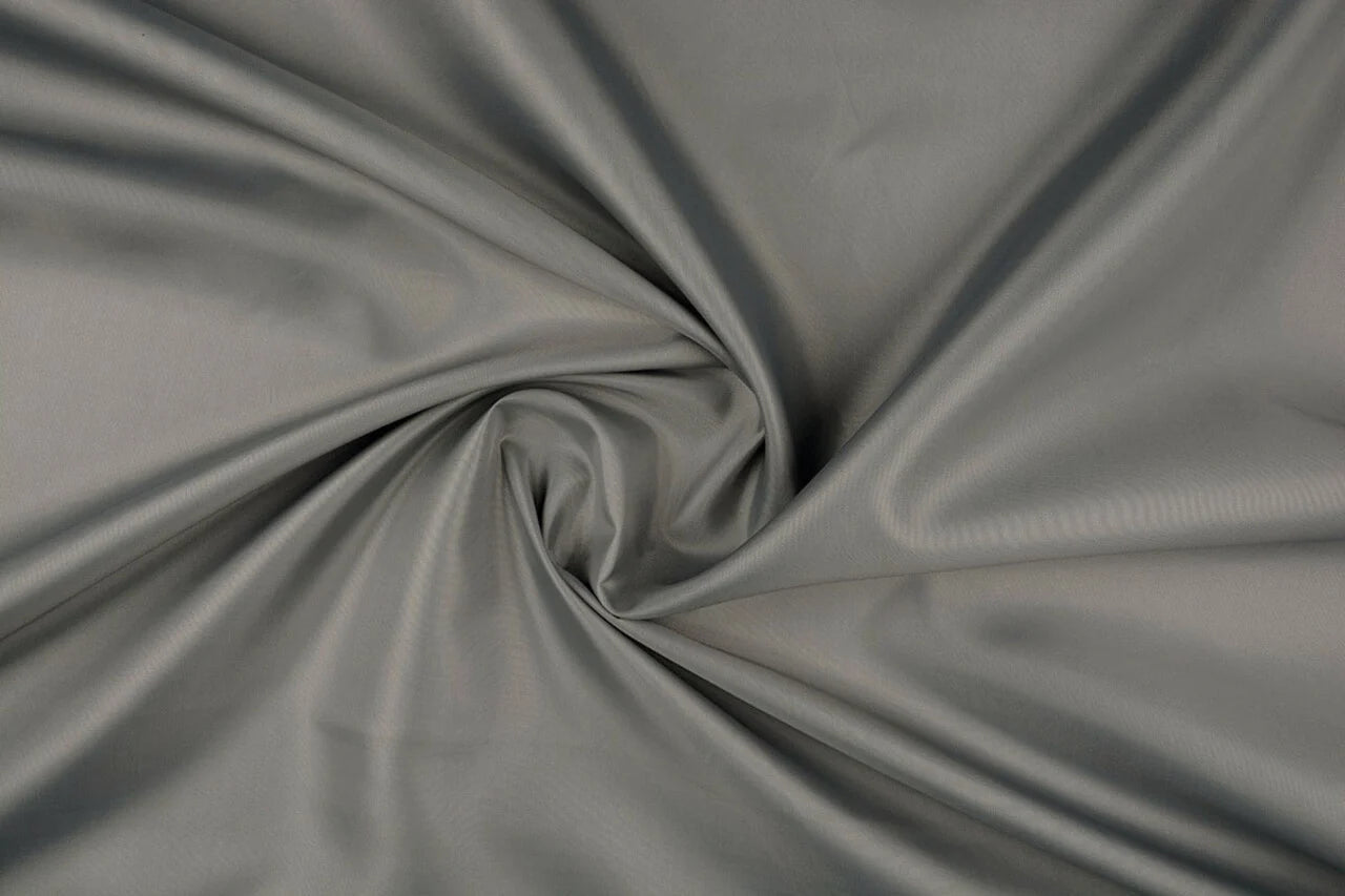 Image du tissu de doublure gris 55 g/m² – disponible chez Šarlotes audumi