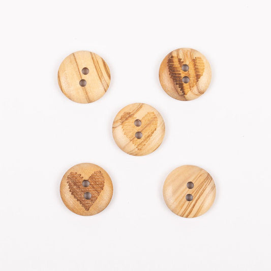 Image de boutons cœur en bois d’olivier de 15 mm – disponibles en ligne chez Charlotte Tissus