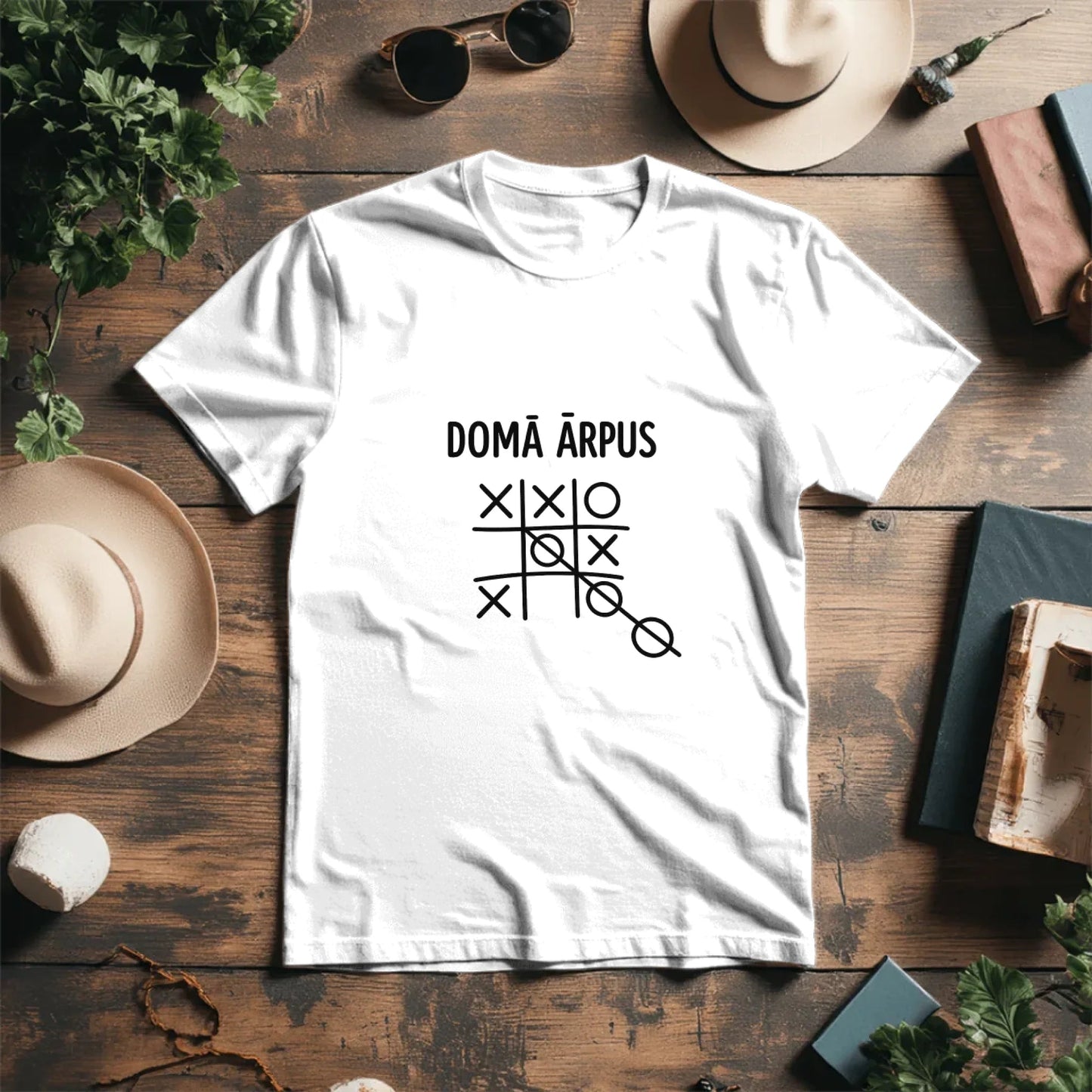 Bild von T-Shirt aus Bio-Baumwolle „Denk außerhalb des Gewöhnlichen“ – online erhältlich bei Šarlotes audumi