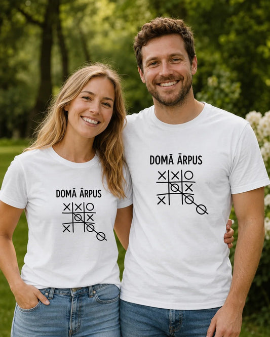 Image d’un t-shirt en coton biologique « Pensez hors des sentiers battus » – disponible en ligne chez Šarlotes audumi