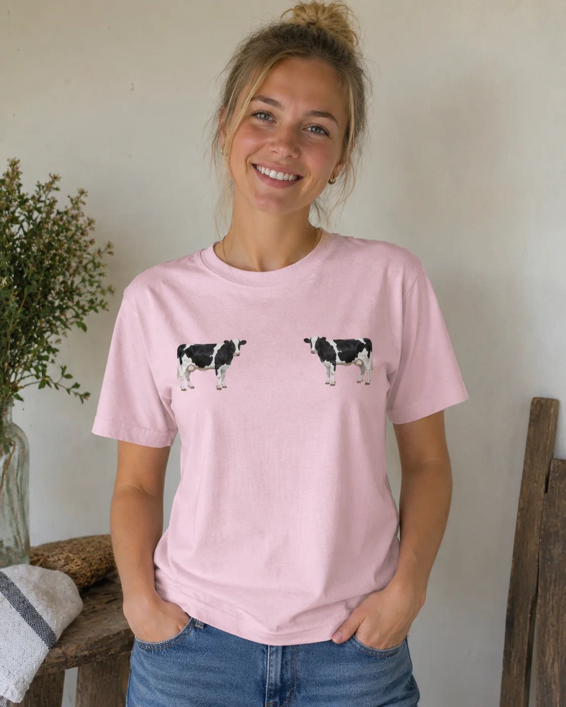 Bild mit T-Shirt aus Bio-Baumwolle „Muuuu“ – online erhältlich bei Šarlotes audumi