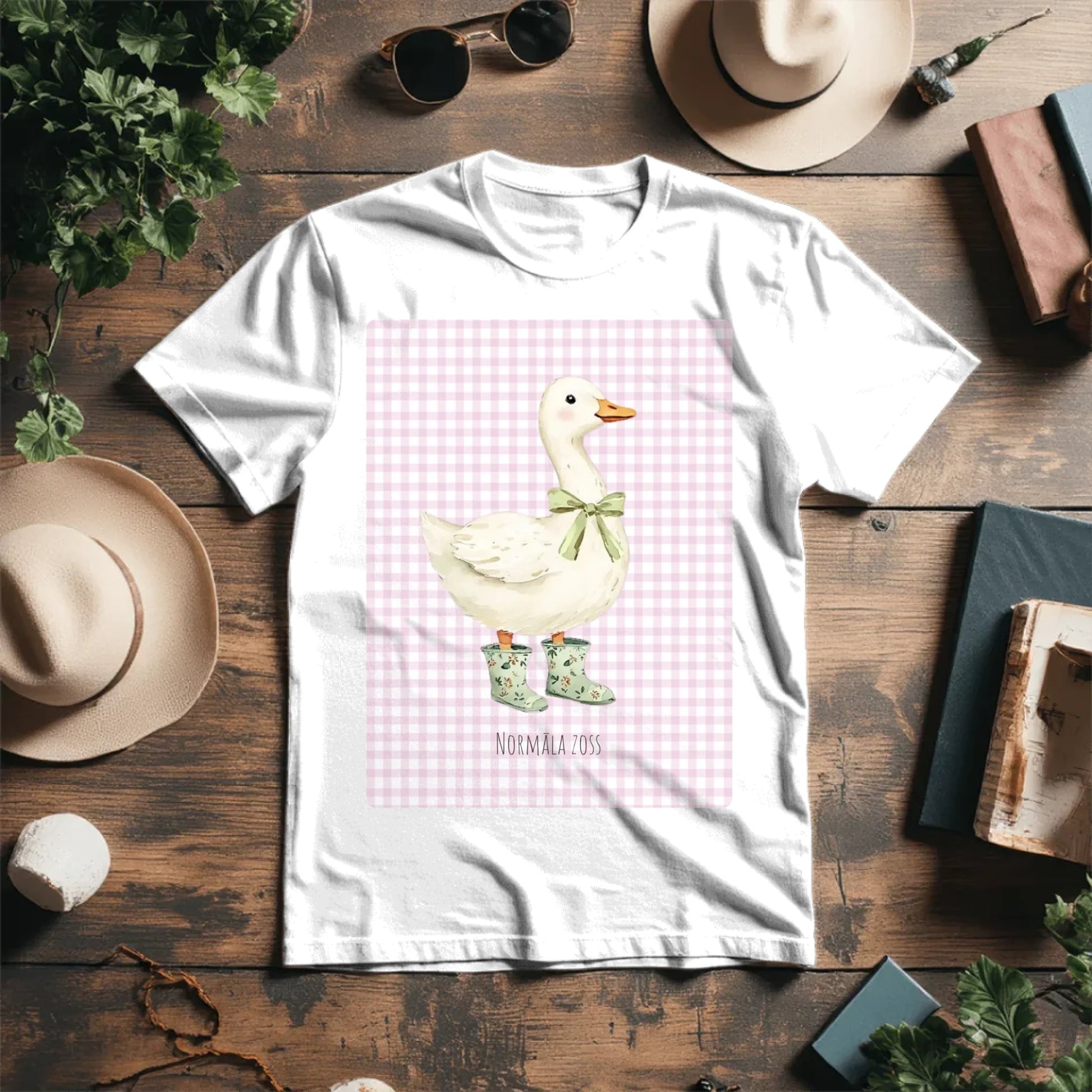 Bild mit T-Shirt aus Bio-Baumwolle „Normale Gans“ – online erhältlich bei Šarlotes audumi
