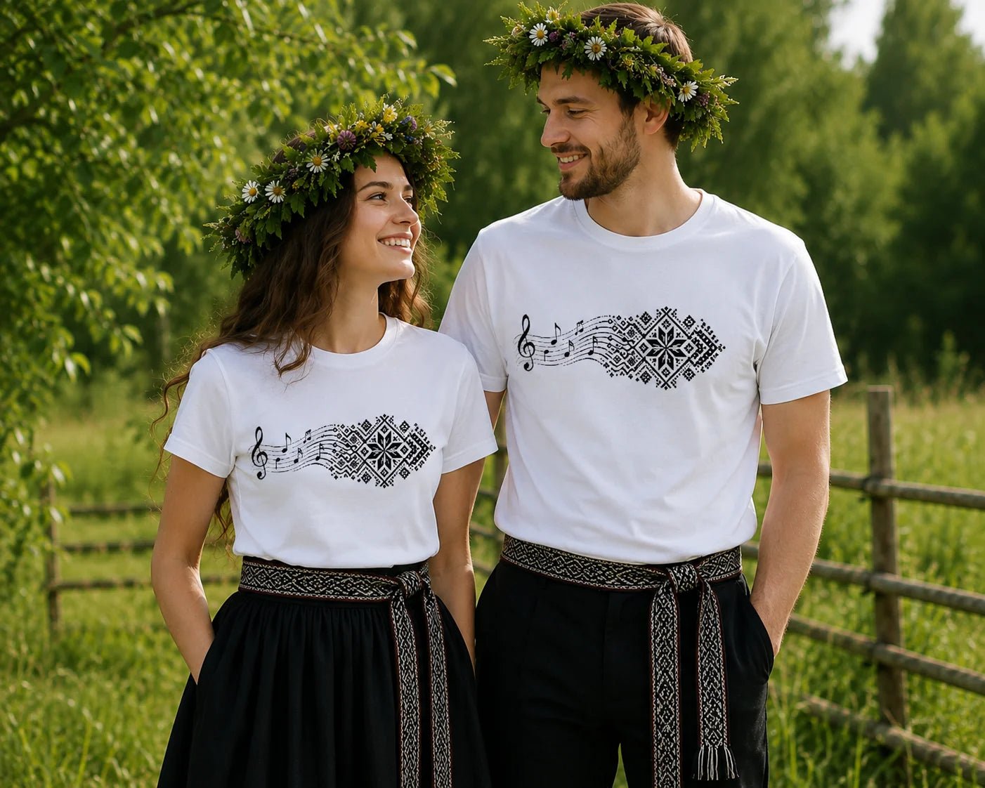 T-shirt en coton bio « design de notes et de motif letton » – disponible chez Šarlotes audumi