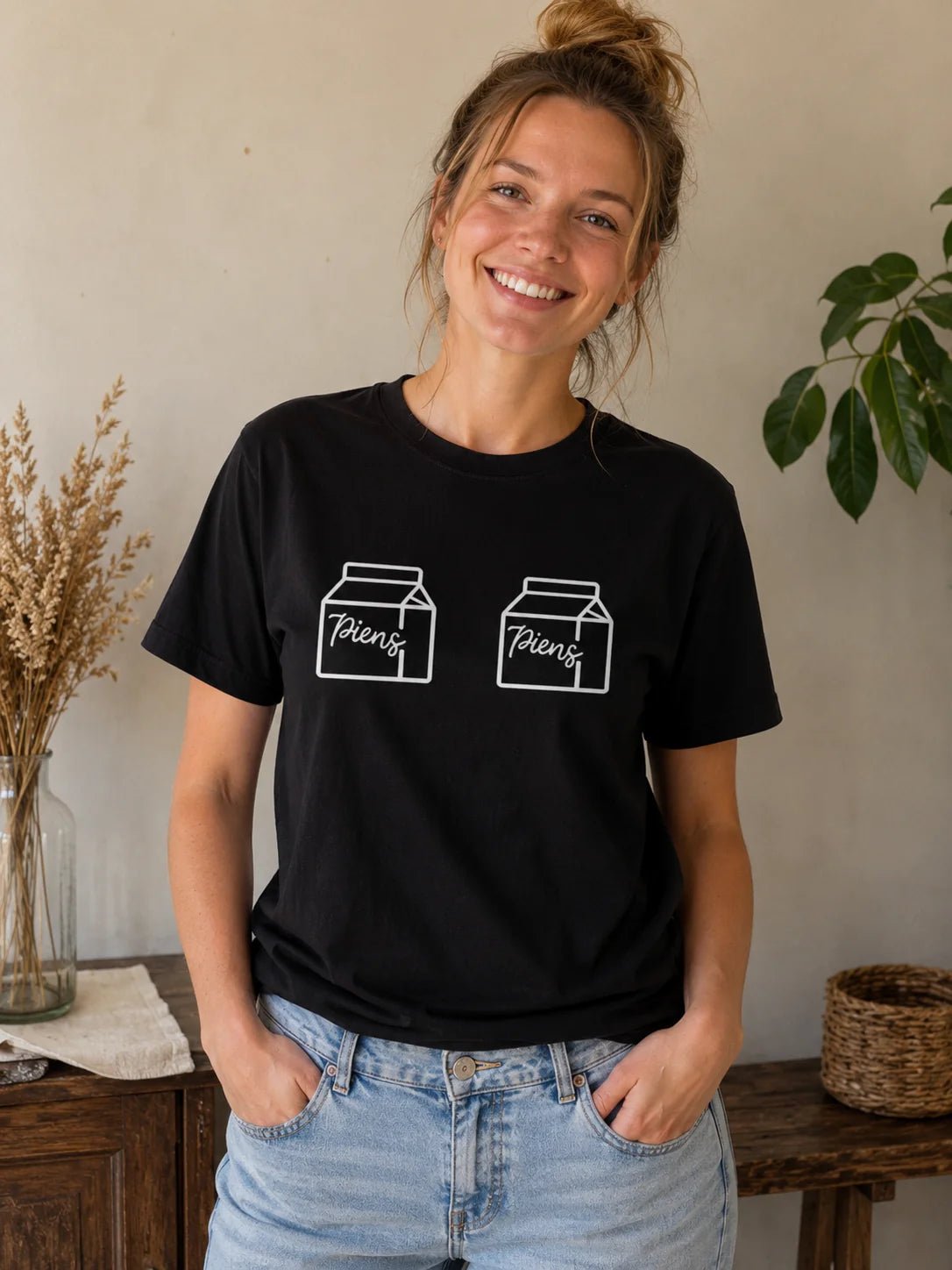 Bild mit T-Shirt aus Bio-Baumwolle „Piens“ – online erhältlich bei Šarlotes audumi