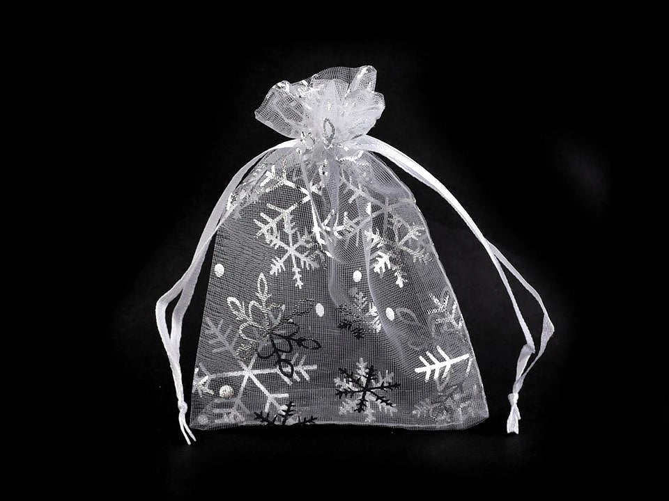 Sac cadeau en organza avec flocons de neige 9 × 12 cm – disponible en ligne chez Šarlotes audumi