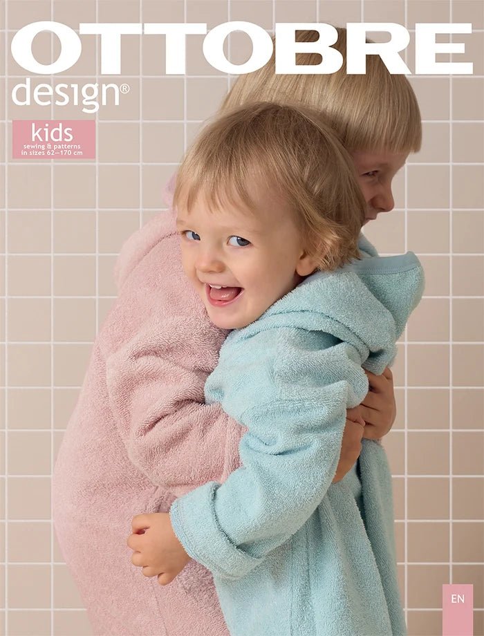 Image du magazine de patrons de vêtements pour enfants OTTOBRE design Kids 6/2022, en anglais, disponible en ligne chez Šarlotes audumi