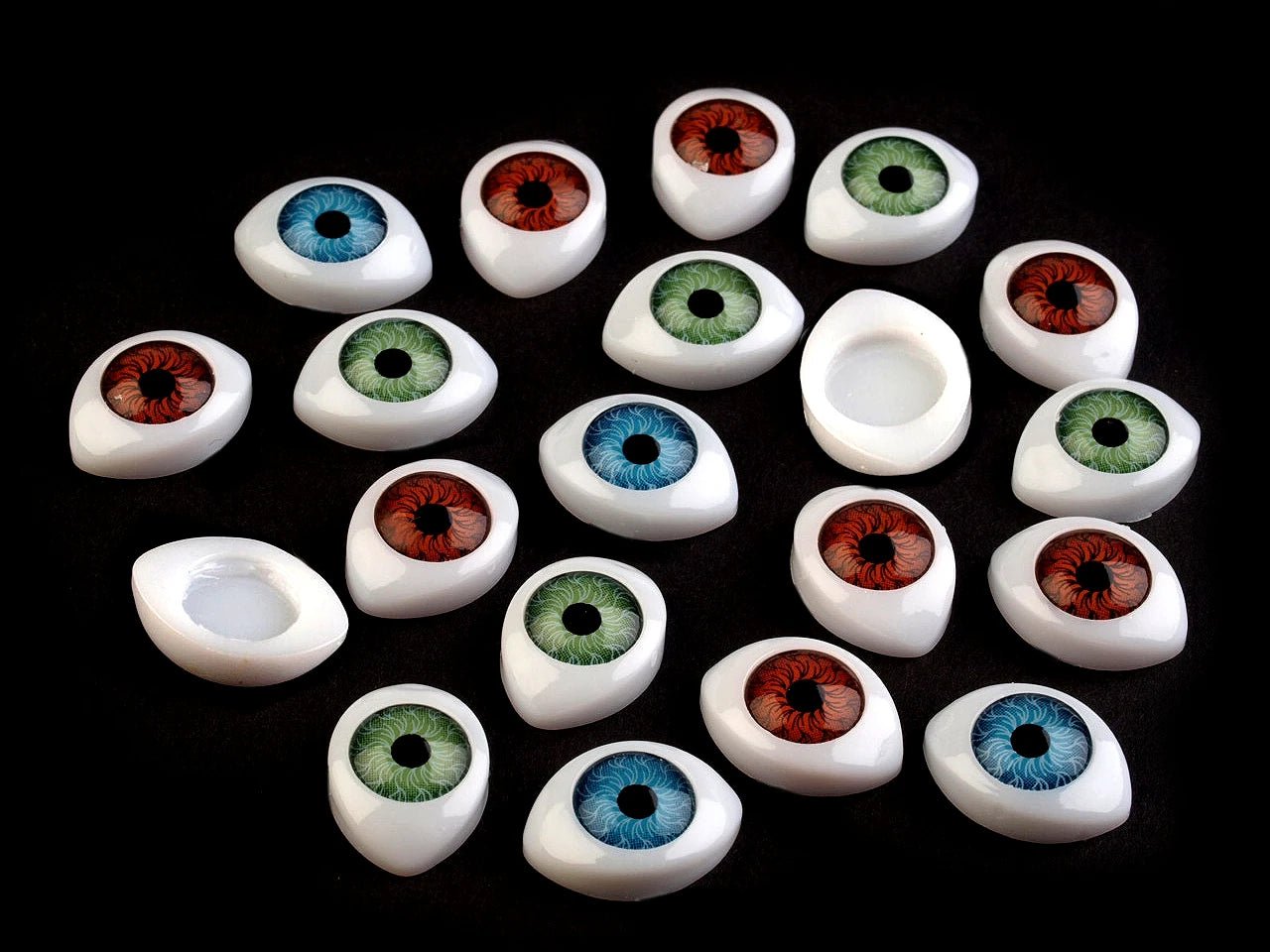 Image avec yeux ovales en plastique 12x17 mm – disponibles chez Šarlotes audumi