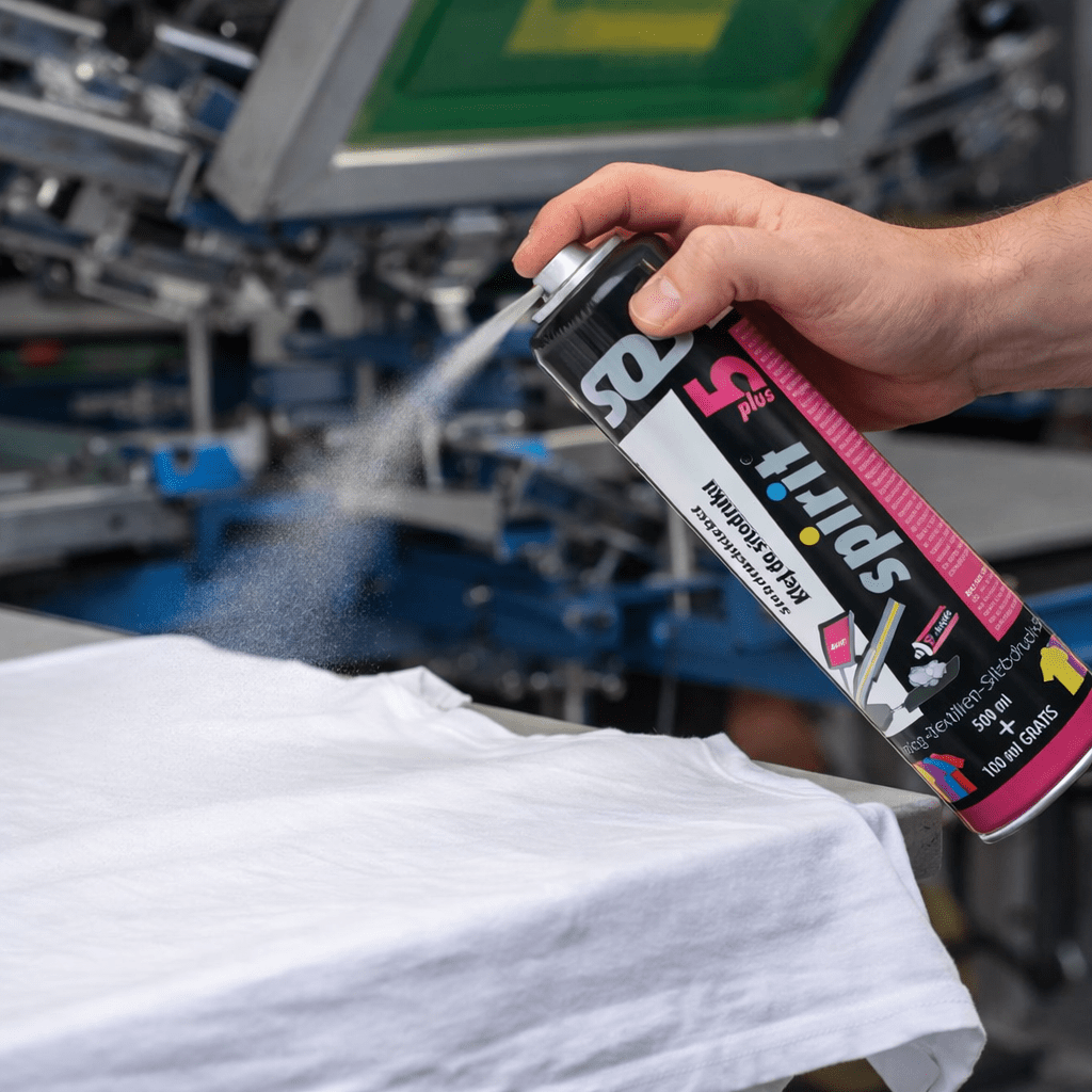 Image de la colle textile temporaire en spray SPIRIT 5 PLUS | Adhérence renforcée | 600 ml – disponible chez Šarlotes audumi