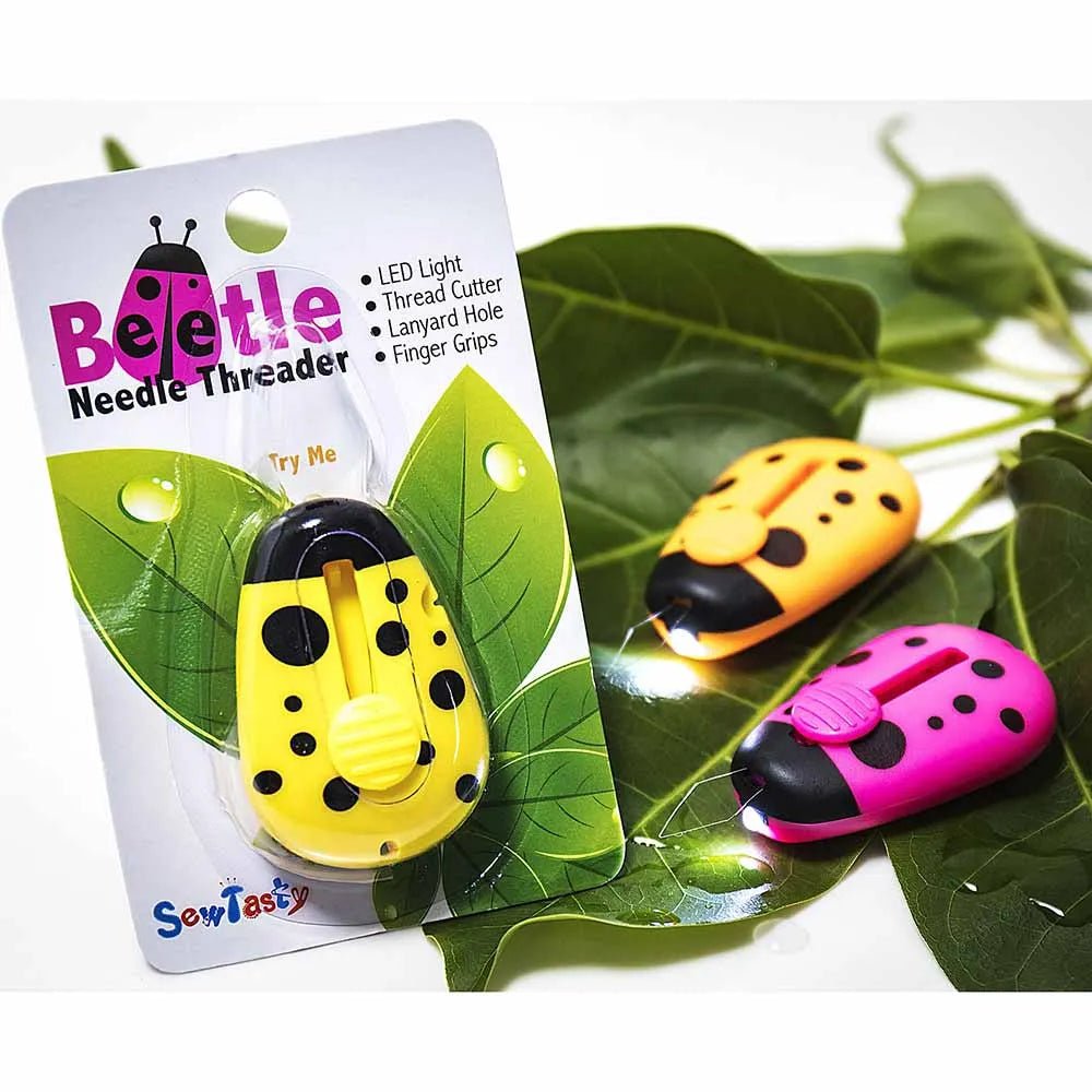 Image d’un enfile-aiguille Sew Tasty avec éclairage LED – disponible chez Šarlotes audumi