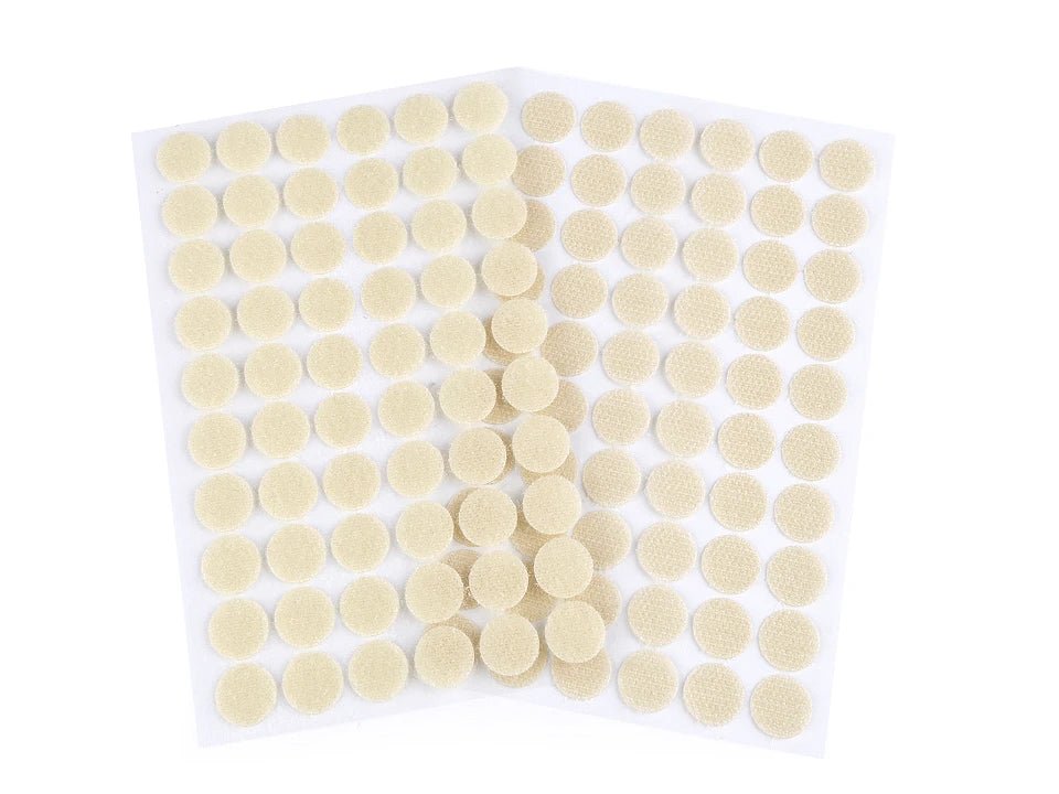 Image avec pastilles auto-adhésives Ø15 mm – crème – disponible chez Šarlotes audumi