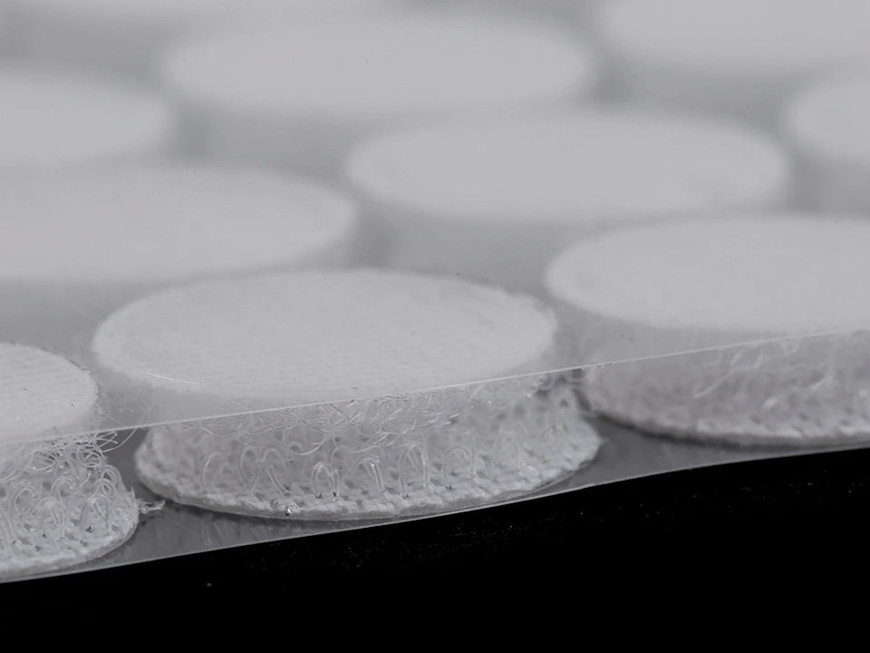 Image de pastilles adhésives auto-agrippantes Ø15 mm – crème – disponible chez Šarlotes audumi