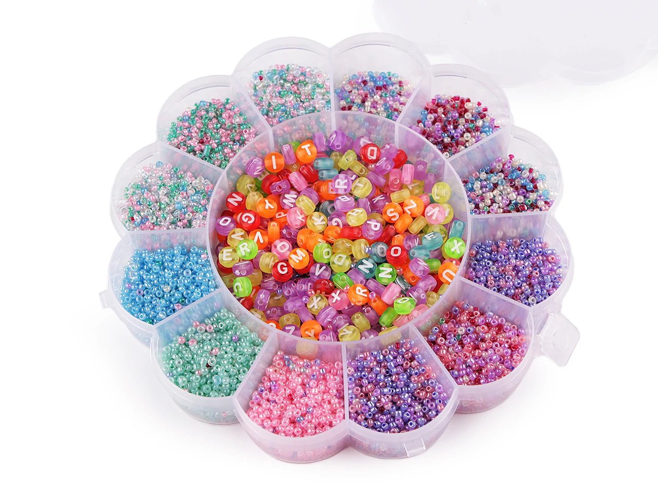Image avec un set de perles dans une boîte en forme de fleur avec fil de nylon – disponible chez Šarlotes audumi