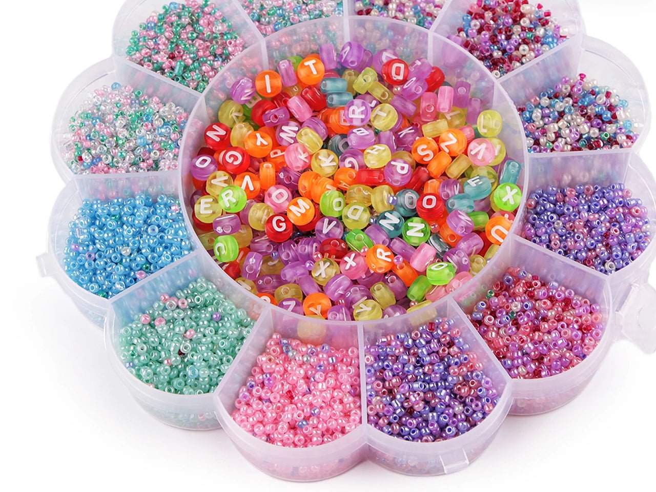 Image d’un kit de perles dans une boîte en forme de fleur avec fil en nylon – disponible chez Šarlotes audumi