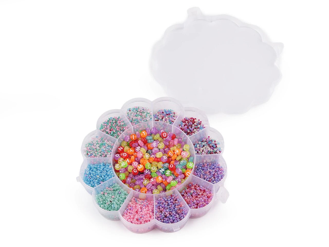 Image d’un coffret en forme de fleur avec un kit de perles et du fil nylon – disponible chez Šarlotes audumi