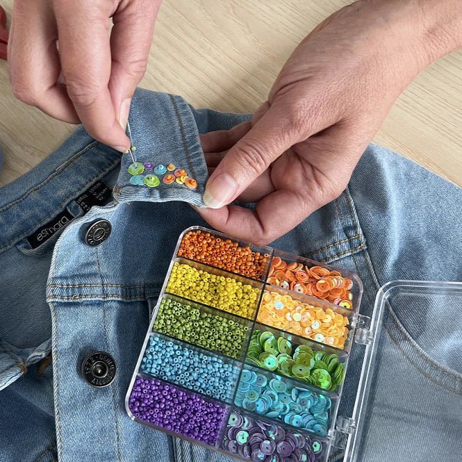 Set de perles et de paillettes dans une boîte en plastique (12.3 × 6.3 × 1.3 cm)