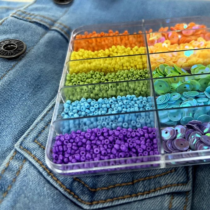 Kit de perles et de paillettes dans une boîte en plastique (12.3 × 6.3 × 1.3 cm)