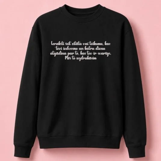 Bild eines personalisierten schwarzen Pullovers mit Text – online erhältlich bei Šarlotes audumi