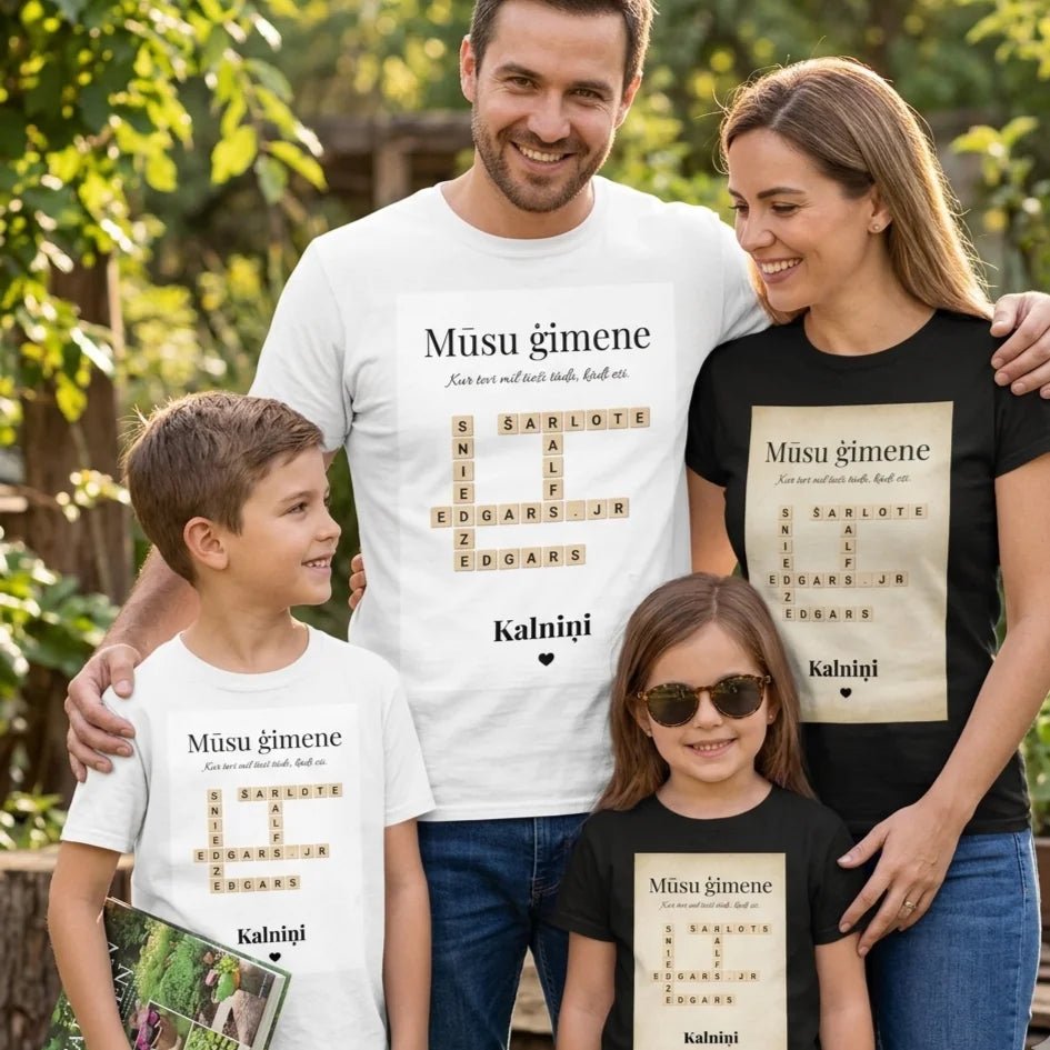 Image d’un t-shirt familial personnalisé style « Scrabble » – disponible en ligne chez Šarlotes audumi