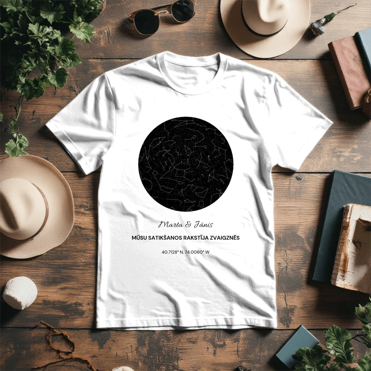 Image d’un T-shirt personnalisé « Nos rencontres étaient écrites dans les étoiles » – disponible en ligne chez Šarlotes audumi