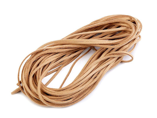 Image de cordon plat en similicuir écologique de 3 mm pour bijoux et loisirs créatifs, disponible en ligne chez Šarlotes audumi