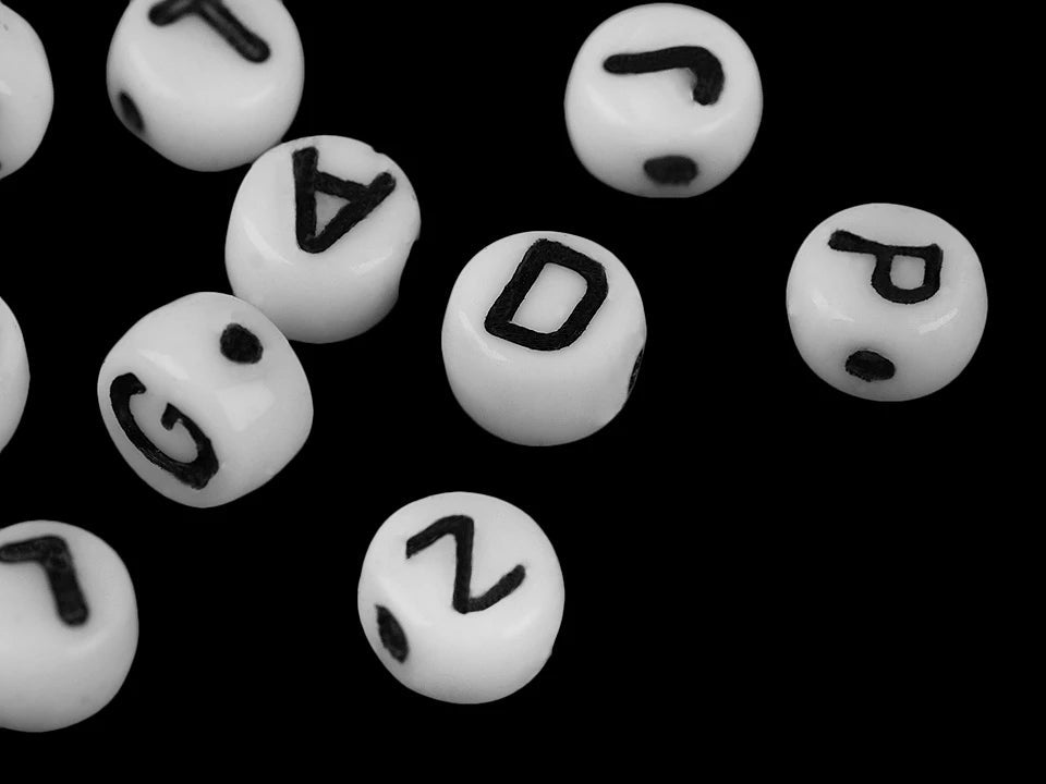 Bild mit flachen Glasperlen mit Buchstaben – 6 mm, weiß mit schwarzen Buchstaben – online erhältlich bei Šarlotes audumi