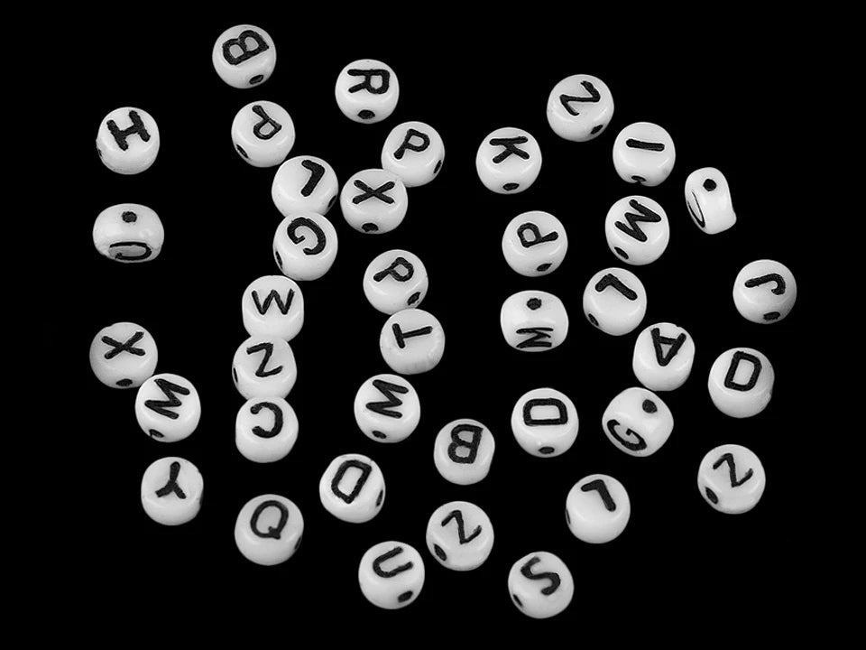 Flache Glasperlen mit Buchstaben – 6 mm, weiß mit schwarzen Buchstaben – online erhältlich bei Šarlotes audumi