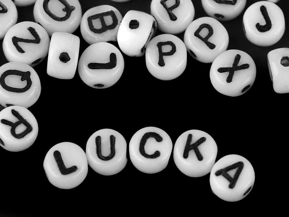 Bild mit flachen Glasperlen mit Buchstaben – 6 mm, weiß mit schwarzen Buchstaben – online erhältlich bei Šarlotes audumi