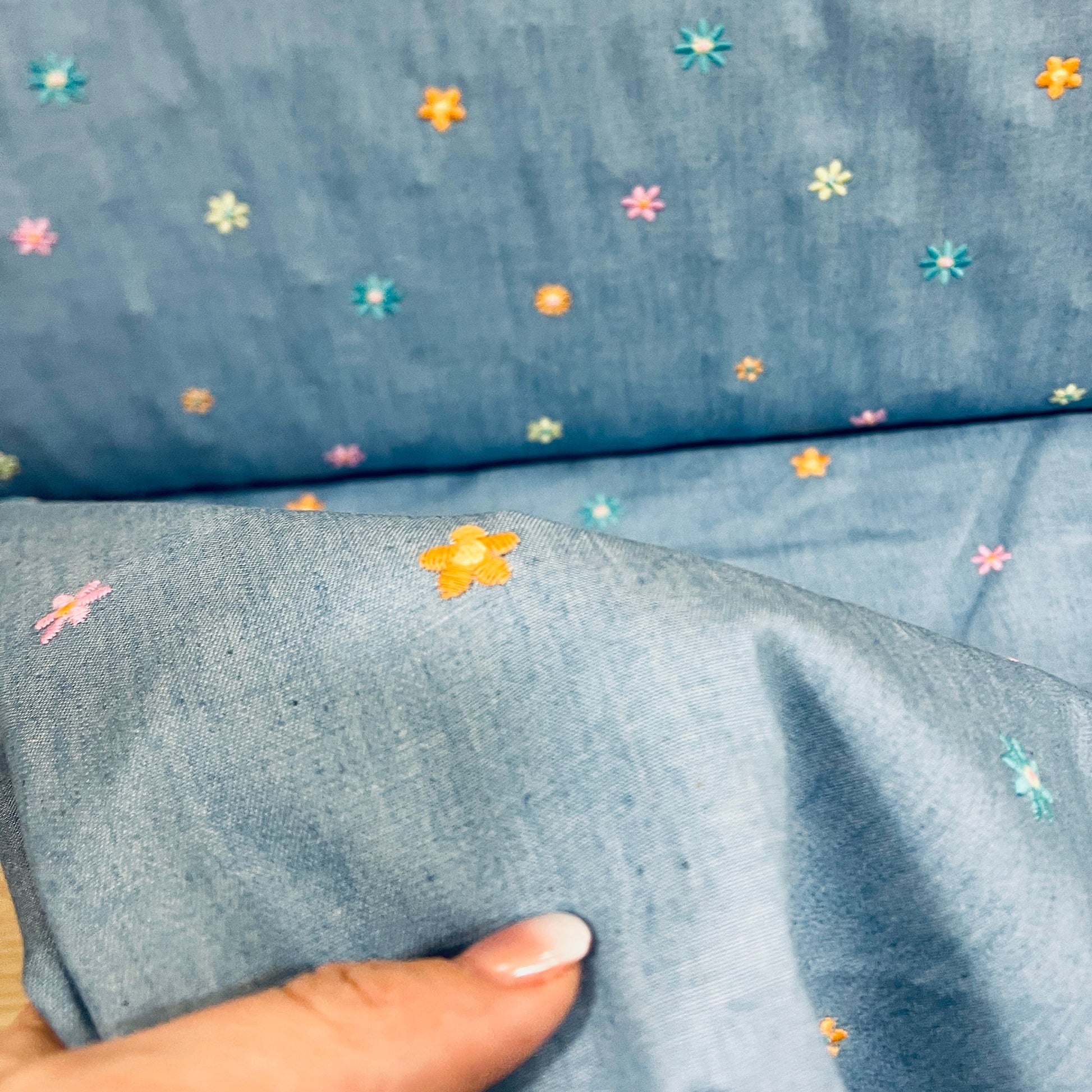 Image de tissu denim fin pour robes et chemises, avec petites fleurs brodées, 135 g/m² – disponible chez Šarlotes audumi
