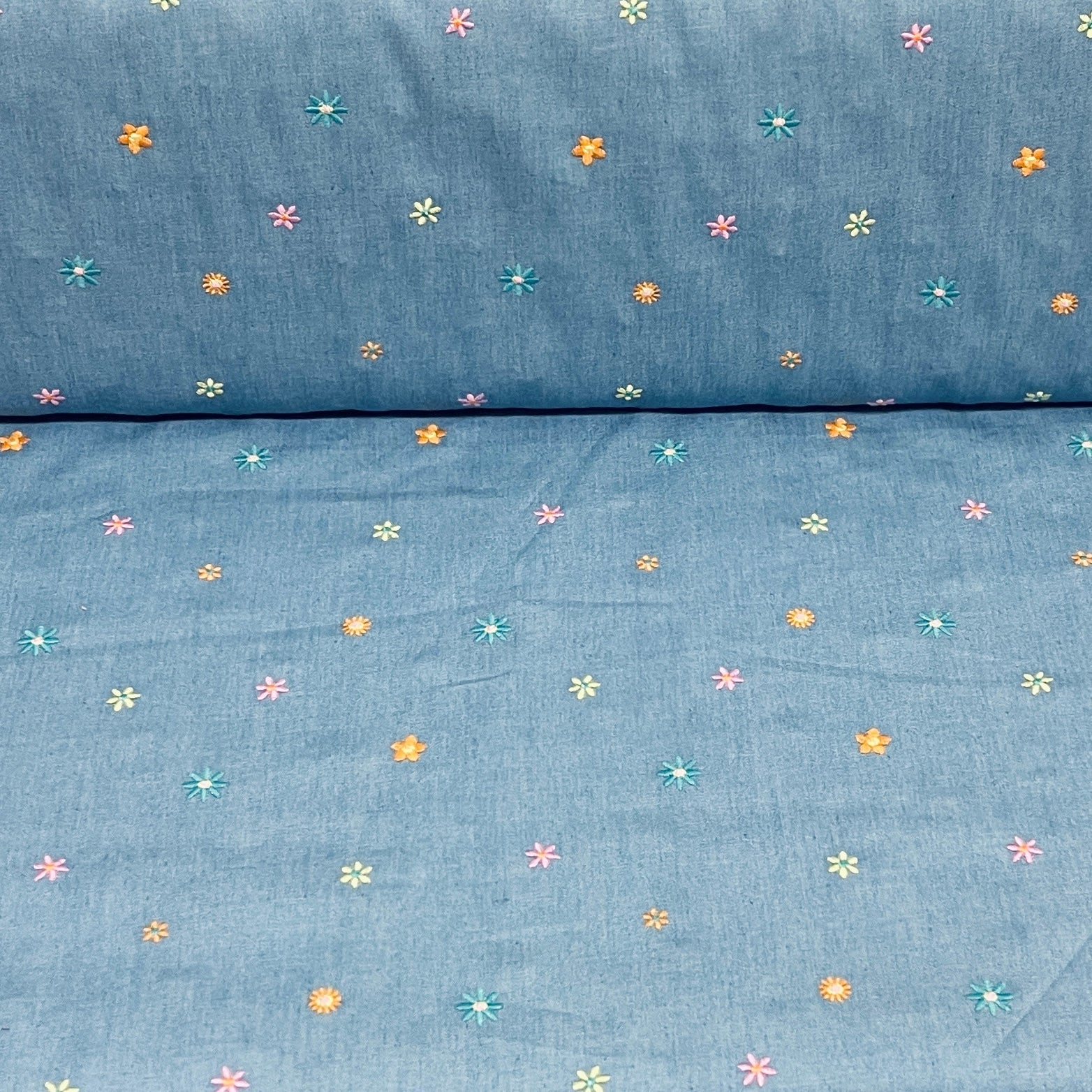 Image de tissu en denim léger pour robes et chemises avec petites fleurs brodées 135 g/m² – disponible chez Šarlotes audumi