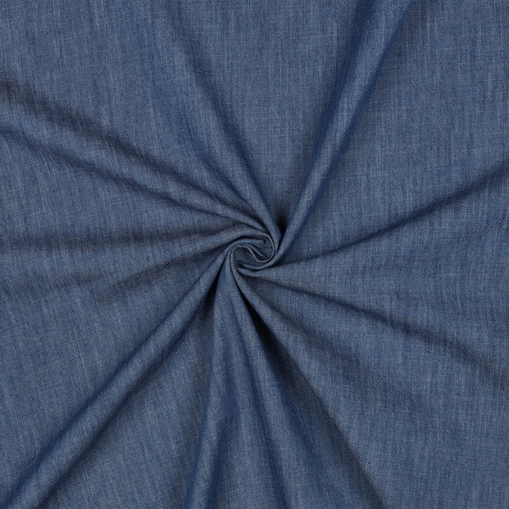 Image de tissu denim léger pour robes et chemises - bleu indigo 135 g/m² – disponible chez Šarlotes audumi