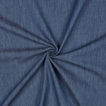 Image de tissu denim léger pour robes et chemises - bleu indigo 135 g/m² – disponible chez Šarlotes audumi