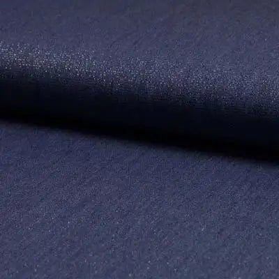Tissu en denim fin pour robes et chemises, bleu indigo avec un éclat métallique – disponible en ligne chez Šarlotes audumi