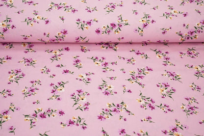 Image d'un tissu crêpe fin à fleurs roses – disponible en ligne chez Šarlotes audumi