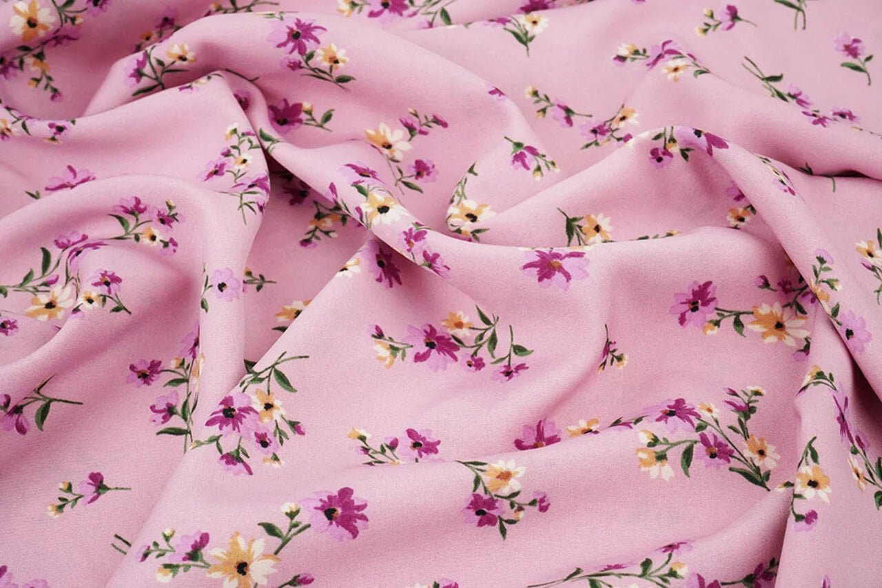 Image de tissu crêpe fin à fleurs roses – disponible en ligne chez Tissus Charlotte