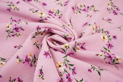 Image d’un fin tissu crêpe à fleurs roses – disponible en ligne chez Tissus de Charlotte