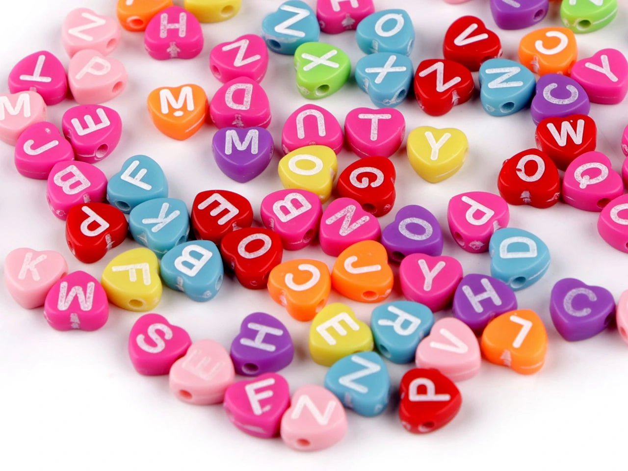 Image avec des perles lettres en plastique à cœurs | Ø7 mm | 10 grammes – disponible chez Šarlotes audumi