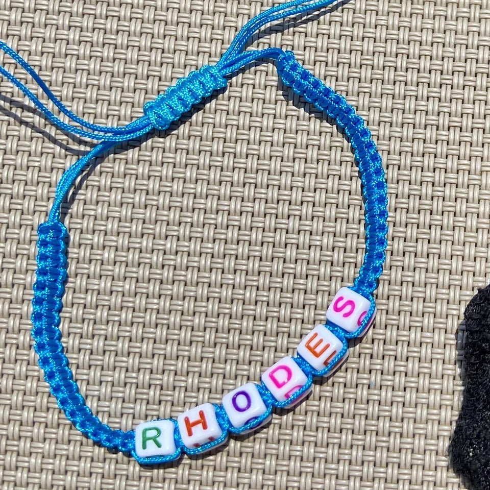 Image de perles lettres en plastique – cubes | 6 × 6 mm | 10 grammes – disponible chez Šarlotes audumi