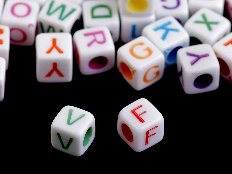 Image avec perles lettres en plastique en cubes | 6 × 6 mm | 10 grammes – disponible chez Šarlotes audumi