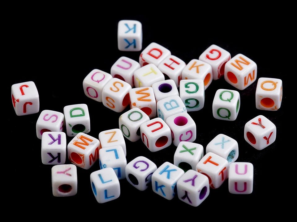 Image de perles lettres en plastique, cubes | 6 × 6 mm | 10 grammes – disponible chez Šarlotes audumi