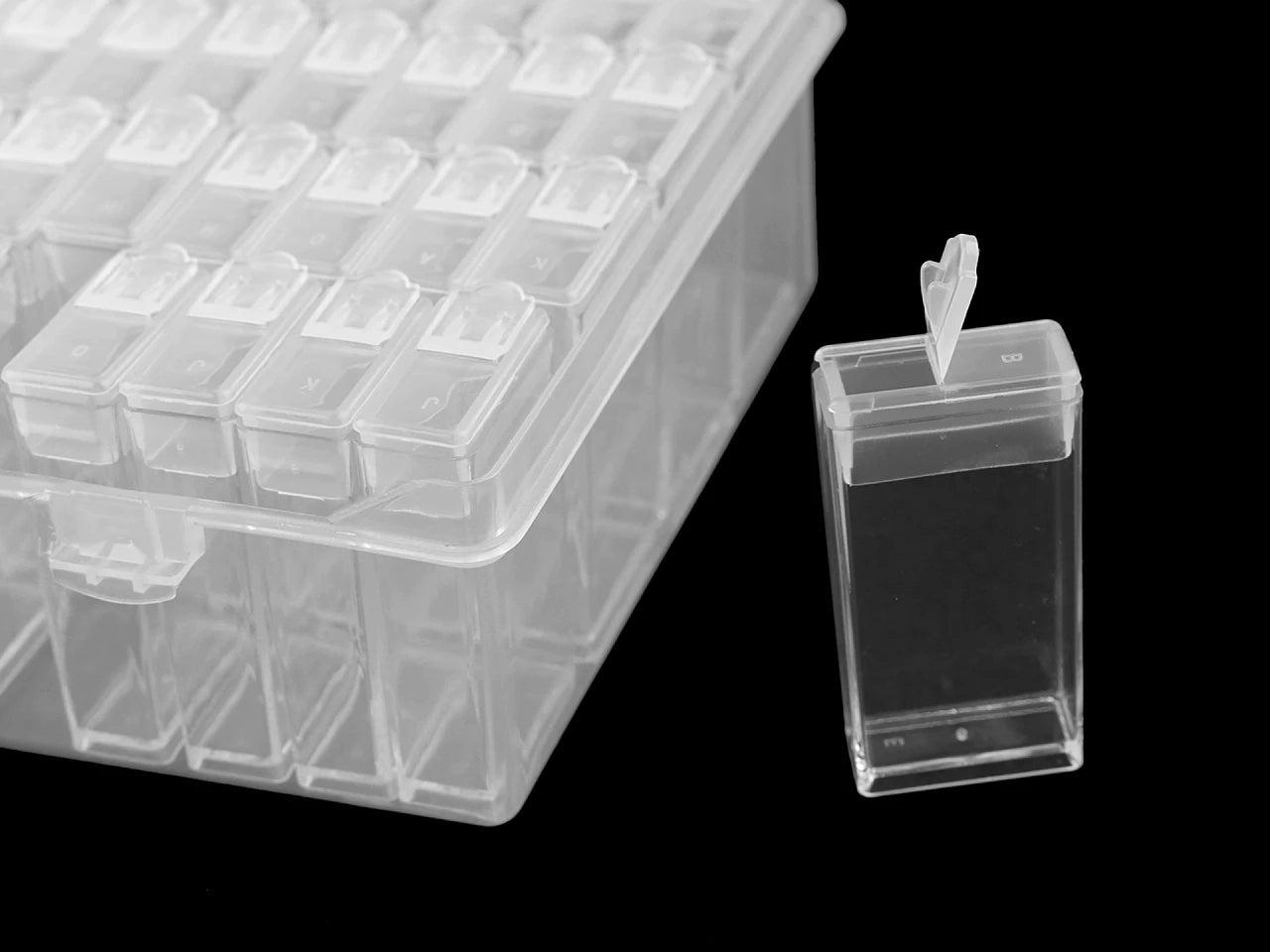 Plastmasas organizators ar 64 kastītēm un alfabēta marķējumu