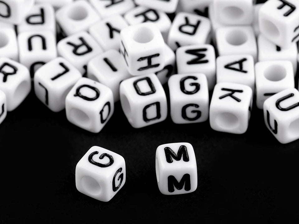 Plastic beads with letters, cubes 6×6 mm