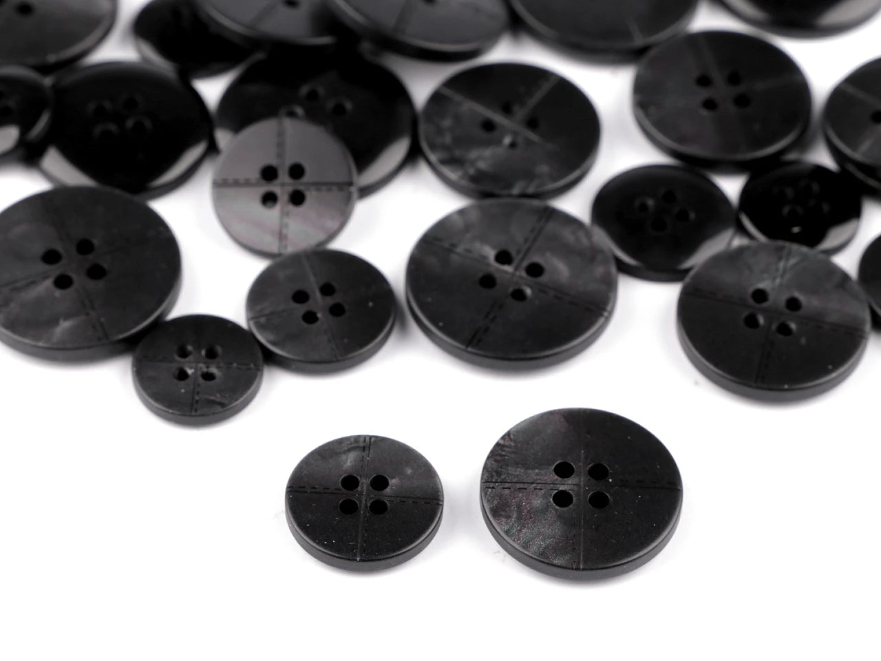 Attēls ar Plastmasas pogas 15 mm - melnas – pieejams Šarlotes audumi