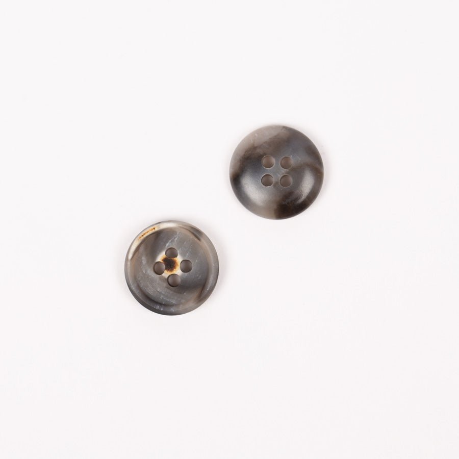 Attēls ar Plastmasas pogas 15 mm - pelēkas – pieejams Šarlotes audumi