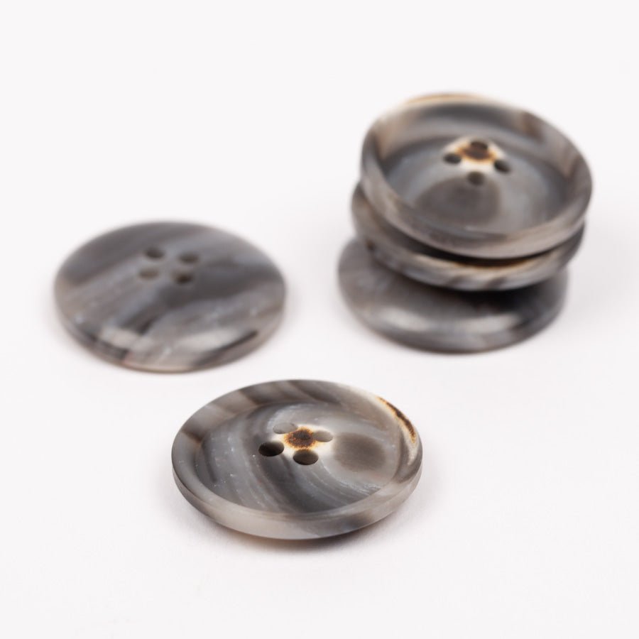 Attēls ar Plastmasas pogas 15 mm - pelēkas – pieejams Šarlotes audumi