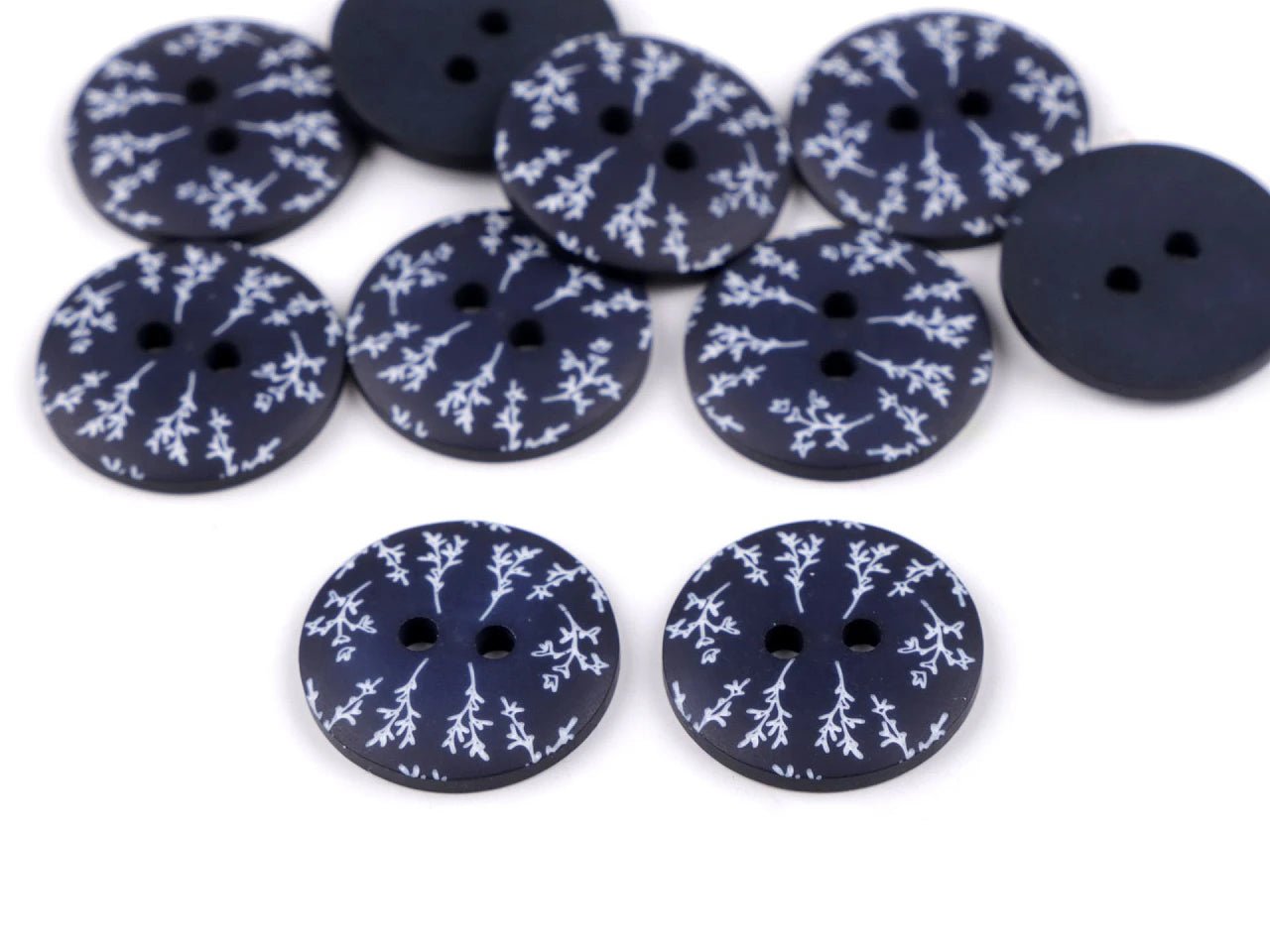 Image de boutons en plastique 18 mm bleus à motif de brindille – disponible chez Šarlotes audumi