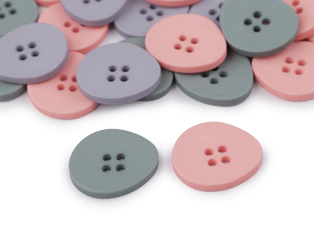Image avec boutons en plastique 20 mm|de différentes teintes – disponible chez Šarlotes audumi