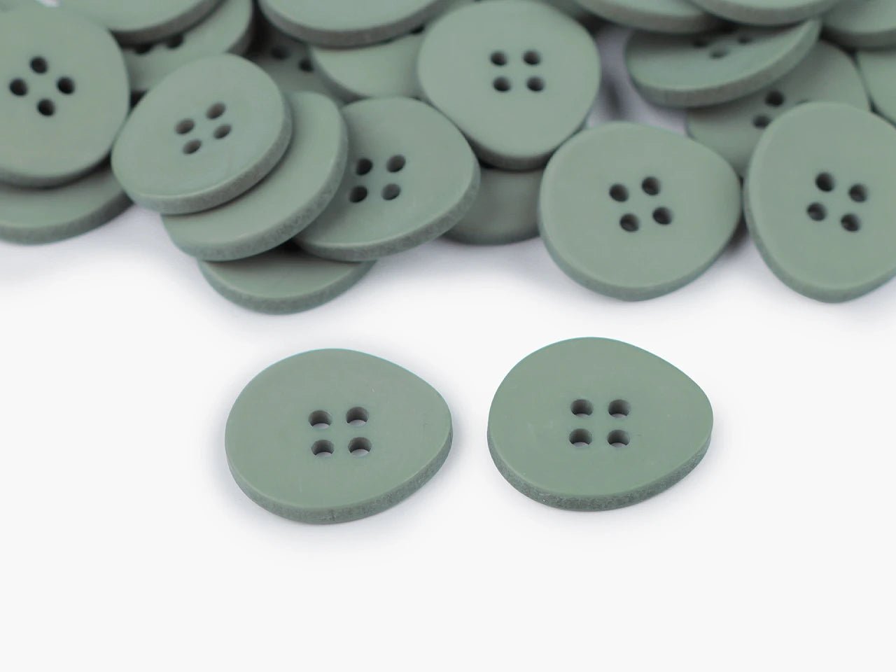 Image de boutons en plastique 20 mm|de différentes teintes – disponible chez Šarlotes audumi