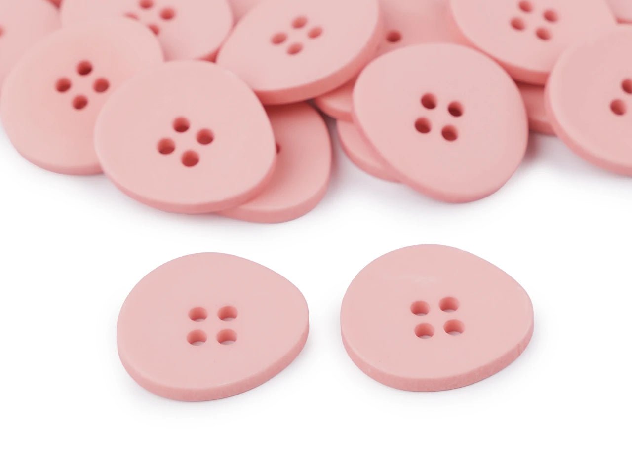 Image avec des boutons en plastique 20 mm de différentes teintes – disponible chez Šarlotes audumi