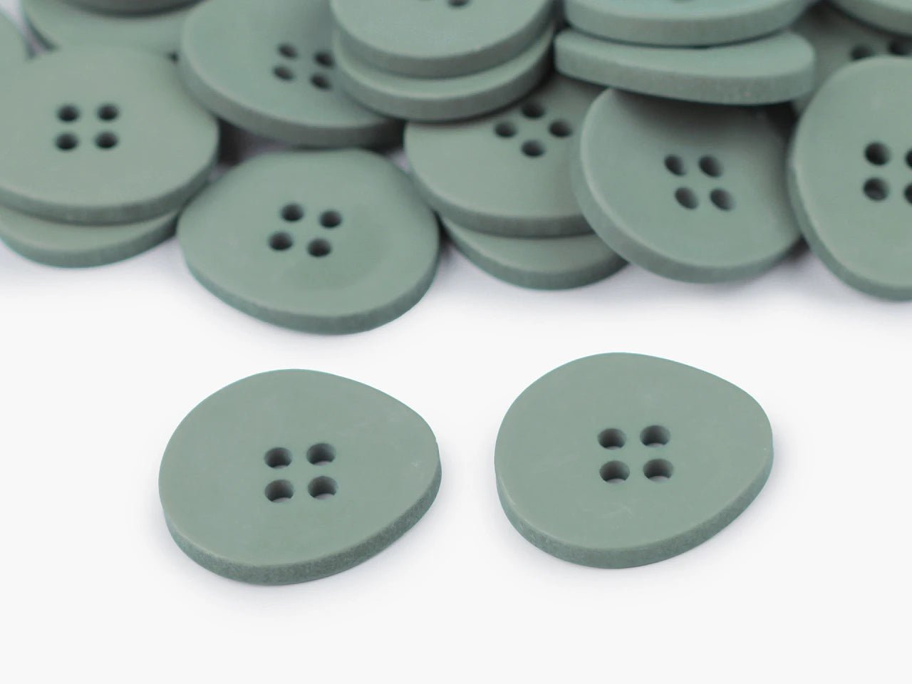 Image de boutons en plastique 20 mm|teintes variées – disponible chez Šarlotes audumi