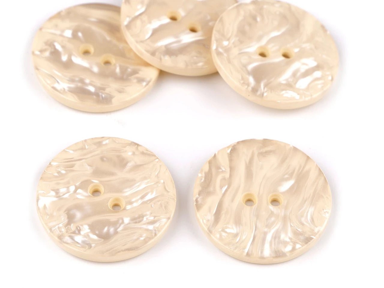 Image avec boutons en plastique 35 mm couleur crème – disponible chez Šarlotes audumi